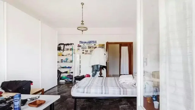Spavaća soba; prirodno svjetlo, potrebna renovacija