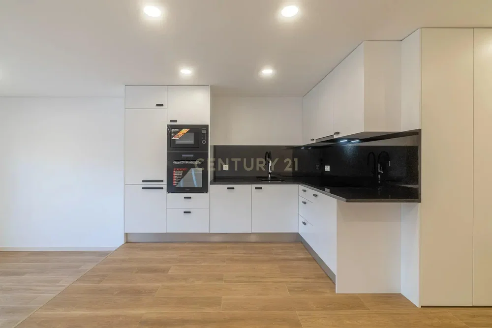 Cuisine; électroménager, parquet, lumière naturelle, rénové