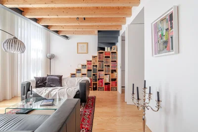 Wohnzimmer; holzbalken, tageslicht, moderner stil