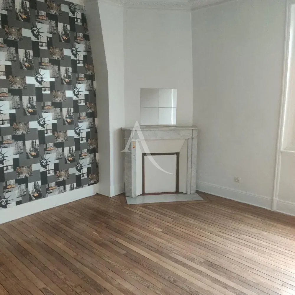 Wohnzimmer; holzboden, kamin