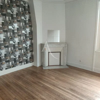 Wohnzimmer; holzboden, kamin