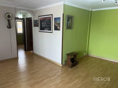 Dnevna soba; lesena tla, naravna svetloba