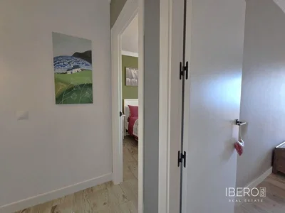 Shramba; lesena tla, naravna svetloba