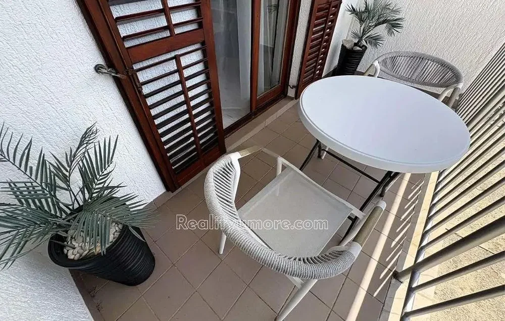 Balkon; naravna svetloba, talne ploščice
