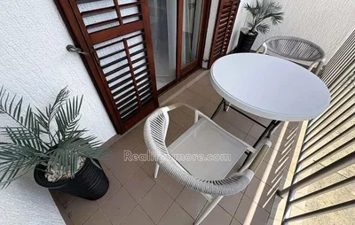 Balkon; naravna svetloba, talne ploščice