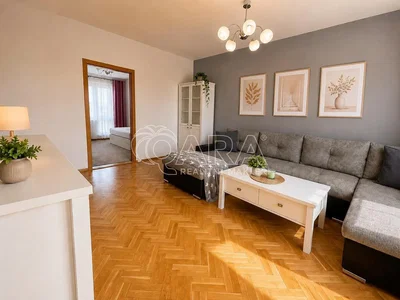 Soggiorno; pavimento in legno, luce naturale, stile moderno