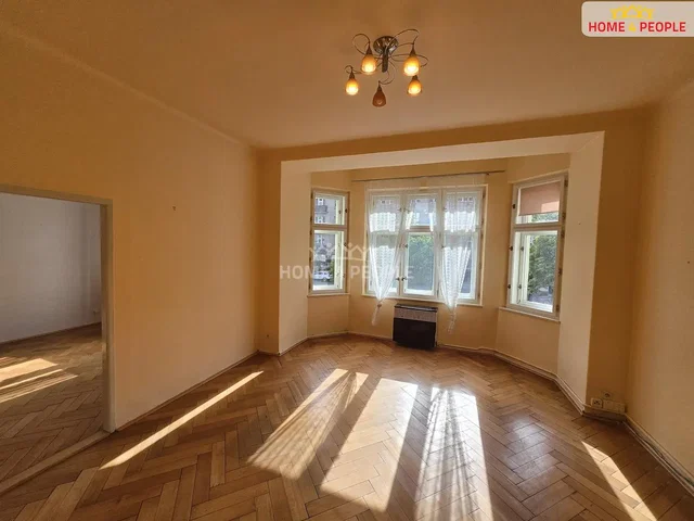 Obývací pokoj; dřevěná podlaha, přirozené světlo