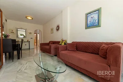 Dnevni boravak; pločice, prirodna svjetlost, moderan stil