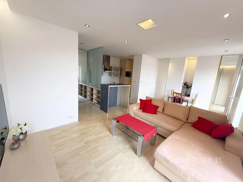 Wohnzimmer; holzboden, tageslicht, moderner stil