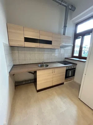 Kuhinja; kuhinjski aparati, pločice, drveni pod