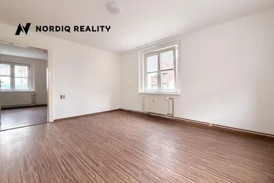 Wohnzimmer; holzboden, tageslicht