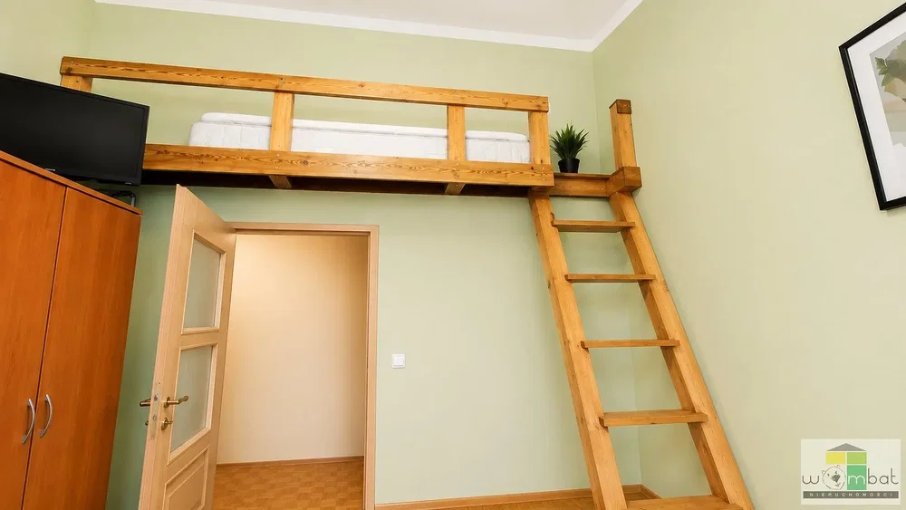 Dječija soba; drveni pod, drvene grede, prirodno svjetlo
