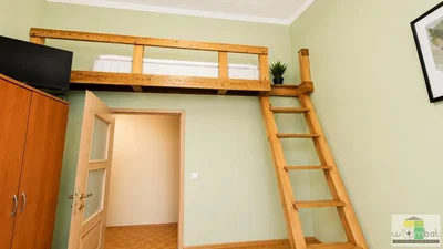 Dječija soba; drveni pod, drvene grede, prirodno svjetlo