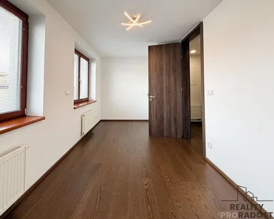 Schlafzimmer; holzboden, tageslicht