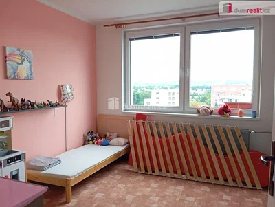 Habitación infantil; luz natural, suelo de madera