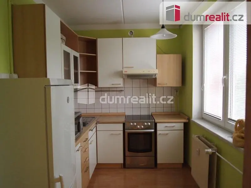 Cuisine; électroménager, carrelage, lumière naturelle
