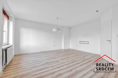 Sala de estar; chão de madeira, luz natural