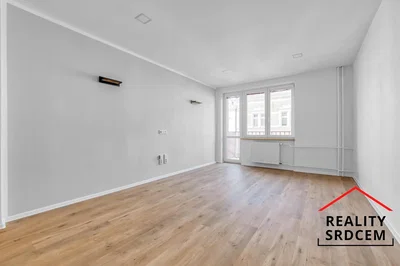 Wohnzimmer; holzboden, tageslicht, renoviert