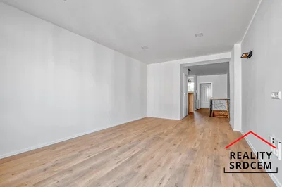Sonstiges; holzboden, tageslicht, renovierungsbedürftig