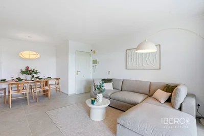 Salón; luz natural, estilo moderno