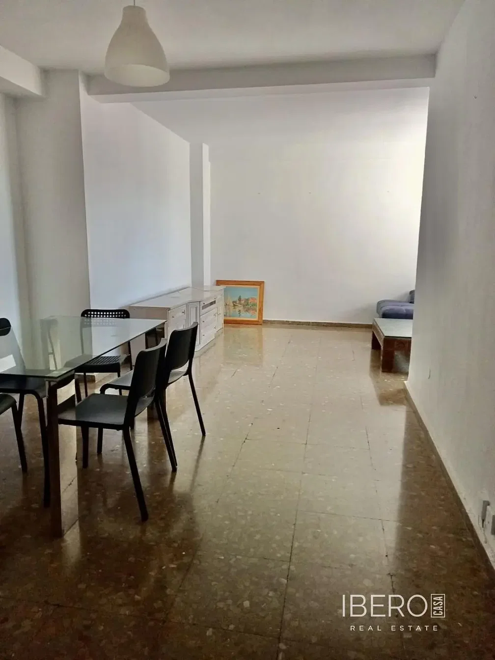 Wohnzimmer; fliesenboden, tageslicht