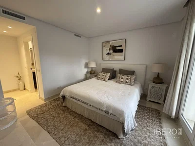 Quarto; chão de azulejo, luz natural, estilo moderno