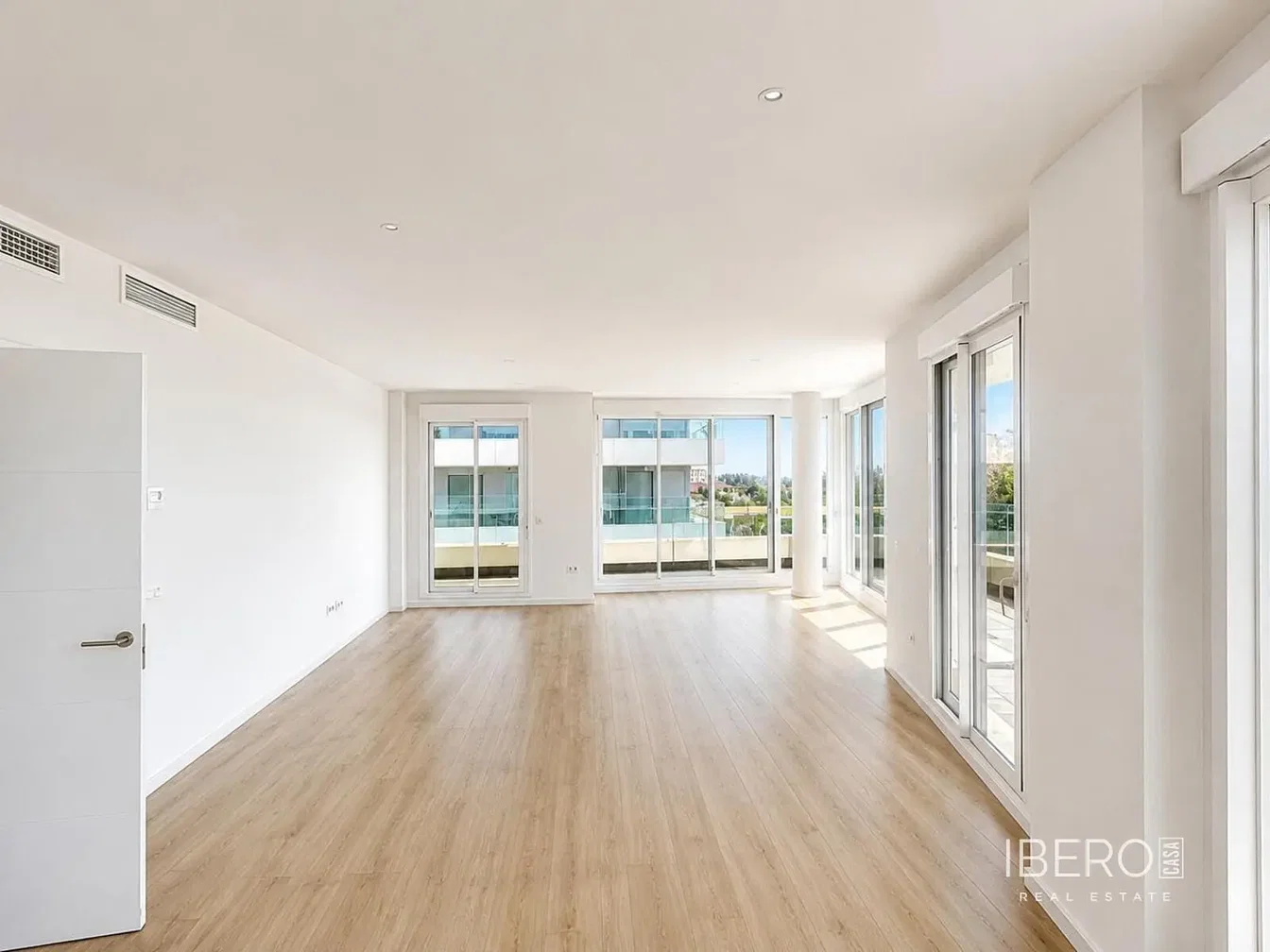 Sala de estar; chão de madeira, luz natural, vista