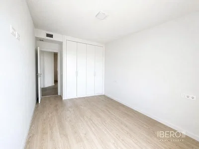 Quarto; chão de madeira, luz natural