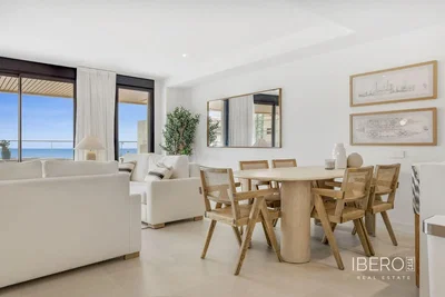 Salón; vista, suelo de madera, luz natural, estilo moderno