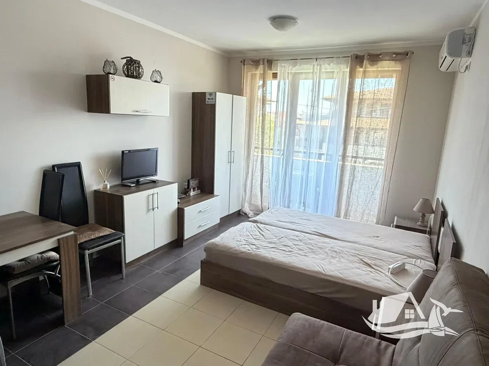 غرفة نوم; أرضية من البلاط, ضوء طبيعي