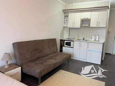 مطبخ; أجهزة المطبخ, أرضية من البلاط, ضوء طبيعي