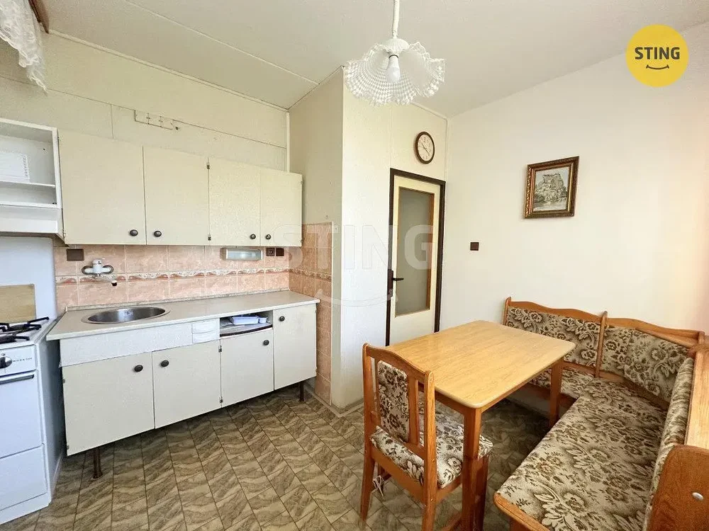 Keuken; keukenapparatuur, tegelvloer, renovatie nodig