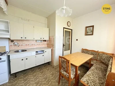 Keuken; keukenapparatuur, tegelvloer, renovatie nodig