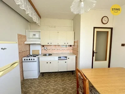Keuken; tegelvloer, renovatie nodig