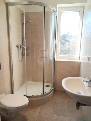 Banyo; fayans zemin, doğal ışık