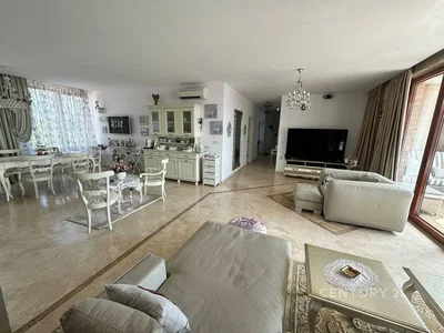 Soggiorno; luce naturale, pavimento in piastrelle, stile moderno