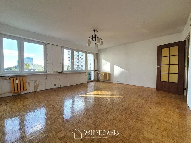 Autre; parquet, lumière naturelle, nécessite rénovation