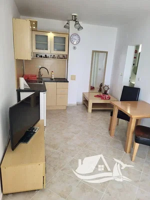 Kuhinja; kuhinjski aparati, pločice, prirodno svjetlo