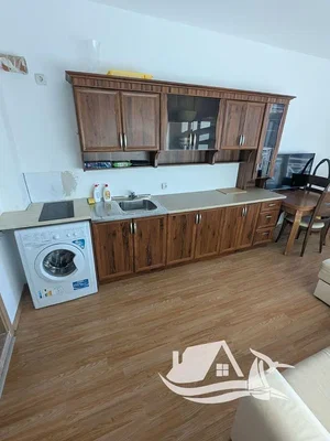 Kuhinja; kuhinjski aparati, drveni pod, potrebna renovacija