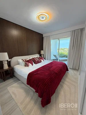 Dormitorio; luz natural, suelo de madera, estilo moderno