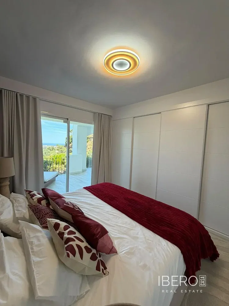 Dormitorio; luz natural, suelo de madera