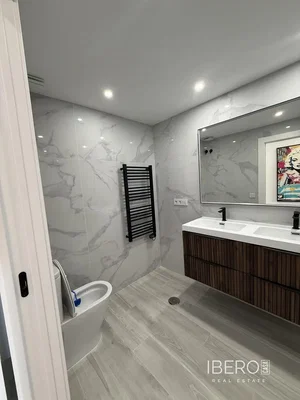Baño; suelo de baldosas, renovado, luz natural