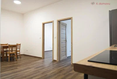 Obývačka; drevená podlaha, prirodzené svetlo, po rekonštrukcii