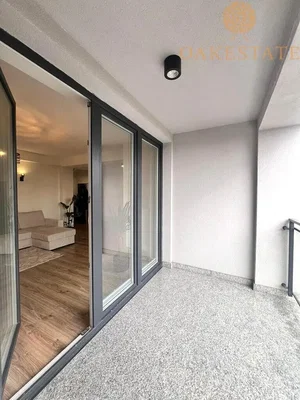 Balkon; drveni pod, prirodno svjetlo