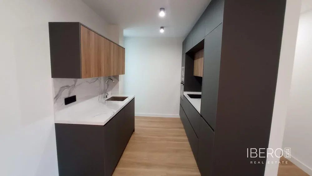 Cocina; electrodomésticos, suelo de madera, luz natural, renovado
