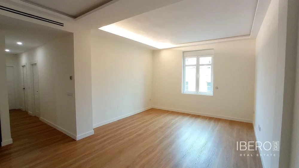 Salón; suelo de madera, luz natural
