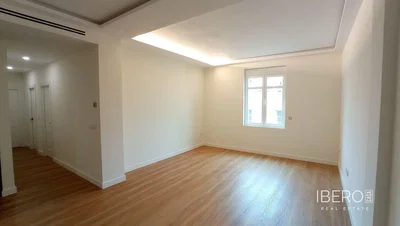 Salón; suelo de madera, luz natural