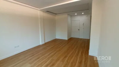 Dormitorio; suelo de madera, luz natural