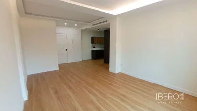 Salón; suelo de madera, luz natural