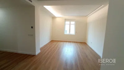Dormitorio; suelo de madera, luz natural, renovado